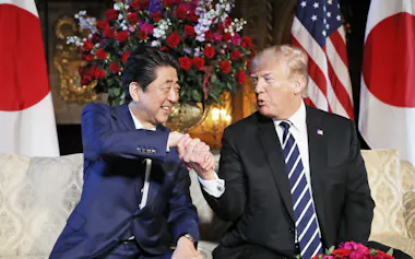 日米首脳会談で握手する安倍首相とトランプ米大統領(17日午後、米フロリダ州パームビーチ)=小高顕撮影
