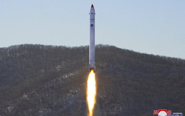北朝鮮が19日に公開した偵察衛星発射の様子とされる写真＝朝鮮中央通信・ロイター