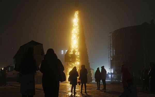 キーウ中心部の広場に設置されたクリスマスツリー（17日）＝共同