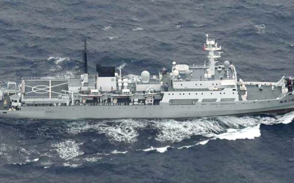 　鹿児島県沖の日本領海に侵入した中国海軍の測量艦（防衛省提供、撮影日と撮影場所は不明）