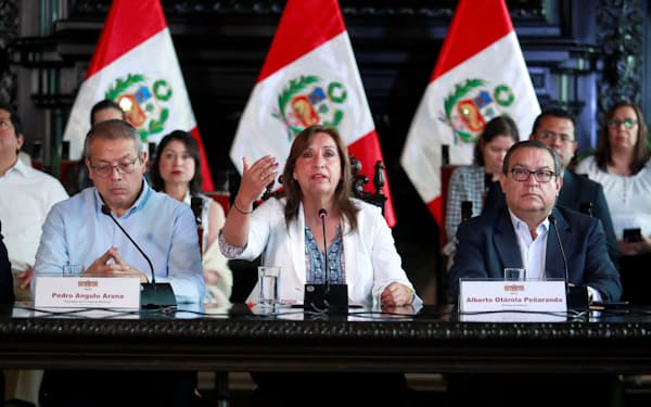 ペルーのボルアルテ大統領㊥は再組閣の意向を示した＝ロイター