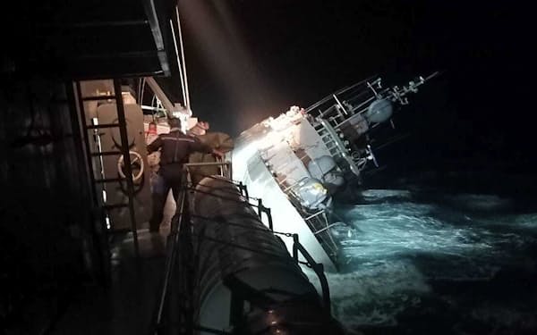 18日夜、沈没前に船体が傾いた「HTMSスコータイ」＝タイ海軍提供・AP