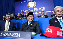 2月中旬、米ワシントンで開かれた平和評議会の初会合に出席するインドネシアのプラボウォ大統領㊥=ロイター