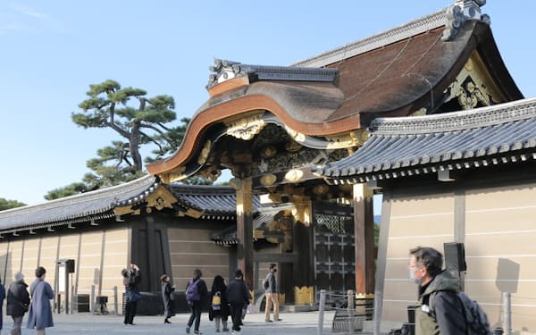 世界遺産・二条城を訪れる観光客ら（京都市）