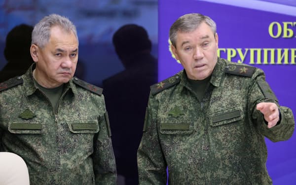 軍事作戦の統合本部を視察するロシアのショイグ国防相（左、写真は17日）＝ロイター・スプートニク提供