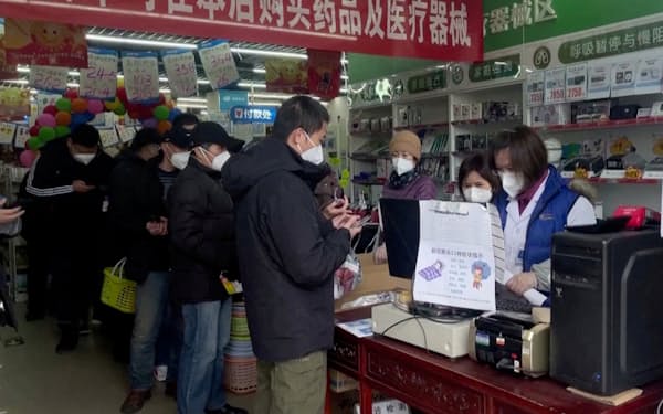 北京や上海などの都市では、薬局で解熱剤や家庭用新型コロナ検査キットの売り切れが目立つという＝ロイター