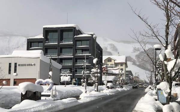 スキー場へ続く道沿いに宿泊施設が立ち並ぶ（21年12月、北海道倶知安町）