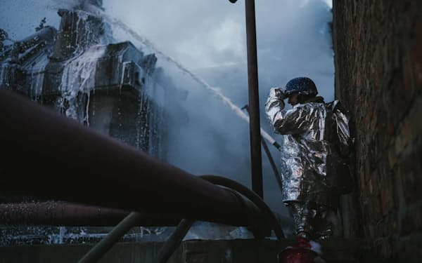 19日、ドローンの攻撃を受けた電力インフラ施設を消火する消防士（キーウ）＝ウクライナ非常事態庁撮影・ロイター