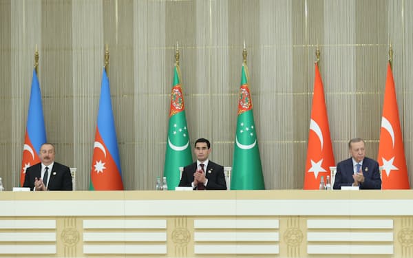 合意文書の署名に立ち会う（左から）アゼルバイジャンのアリエフ大統領、トルクメニスタンのベルドイムハメドフ大統領、トルコのエルドアン大統領（14日、アシガバート）