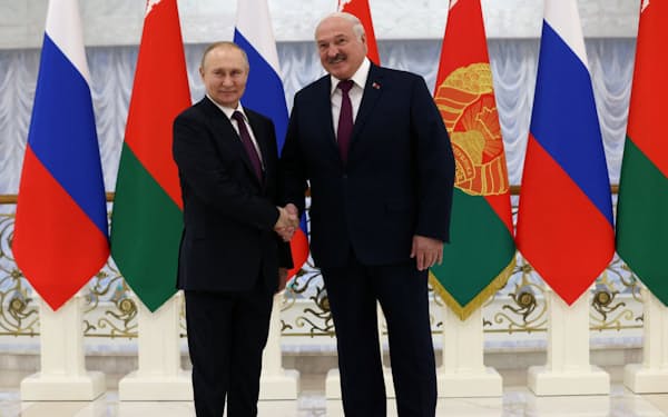 １９日、ロシアのプーチン大統領㊧とベラルーシのルカシェンコ大統領はベラルーシの首都ミンスクで会談した＝ロイター