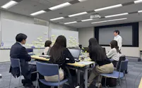りそなホールディングスでは女性社員が働き方について話し合っていた会議に男性も参加できるようにした