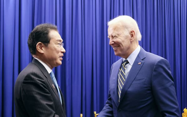 会談に臨む岸田首相㊧とバイデン米大統領（11月、カンボジア）＝内閣広報室提供