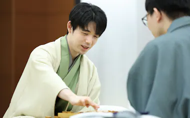 将棋王将戦第6局で永瀬拓矢九段(右)を破り、対局を振り返る藤井聡太王将(19日、名古屋市中村区)