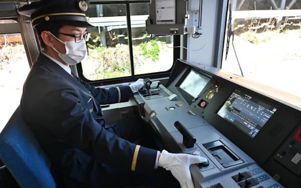 JR東日本が営業時間帯に実施した山手線の自動列車運転装置の試験で、スイッチを押す運転士（2022年2月25日、東京都内）