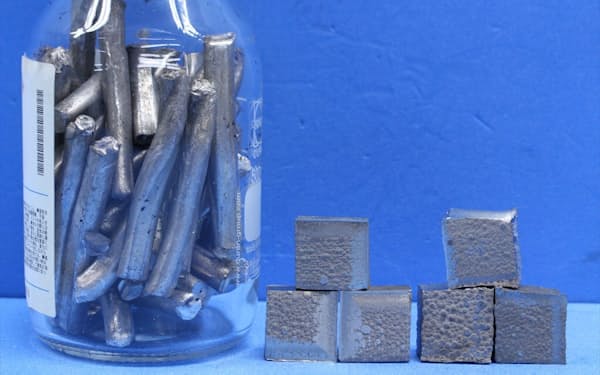 レアメタルはEV電池の材料として欠かせない（左から電気で析出したリチウム、ニッケル、コバルト）