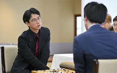 囲碁の第50期棋聖戦7番勝負の第6局で、芝野虎丸十段(右)を破った一力遼棋聖(20日午後、千葉県勝浦市)=共同