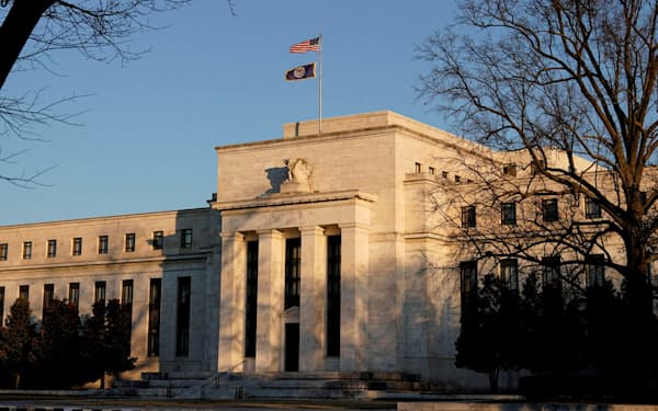 首都ワシントンの連邦準備理事会本部。インフレが長引くなかで、中央銀行が物価目標２％を見直すべきかどうか、専門家の間で議論が出始めている＝ロイター