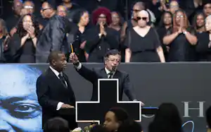 米シカゴでの公民権運動指導者ジャクソン師の追悼イベントで演説するコロンビアのペトロ大統領(6日)=ゲッティ・共同 米シカゴでの公民権運動指導者ジャクソン師の追悼イベントで演説するコロンビアのペトロ大統領(6日)=ゲッティ・共同