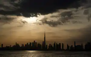 安全神話の崩壊で湾岸の発展モデルに暗雲が立ち込める(3月6日、ドバイ)=ロイター 安全神話の崩壊で湾岸の発展モデルに暗雲が立ち込める(3月6日、ドバイ)=ロイター