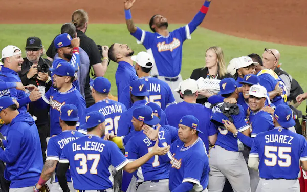 WBC決勝で米国を破って初優勝を果たし、喜ぶベネズエラの選手たち。日本、ドミニカ共和国、米国に続く、新たな優勝チームの誕生は野球発展のために喜ばしいことだった=AP