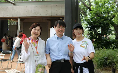 NPO法人も25周年を迎えた(左から奥山さん、元内閣審議官の長田浩志さん、原美紀さん。昨年の横浜市内での記念の集いで)