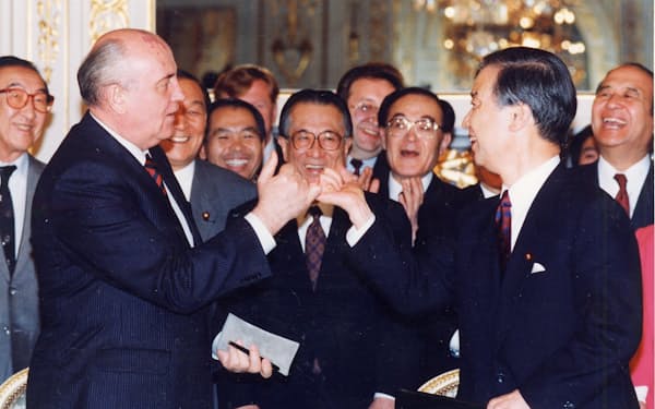 日ソ共同声明を交換し、指切りする海部首相（右）とゴルバチョフ大統領（１９９１年４月、東京・元赤坂の迎賓館）