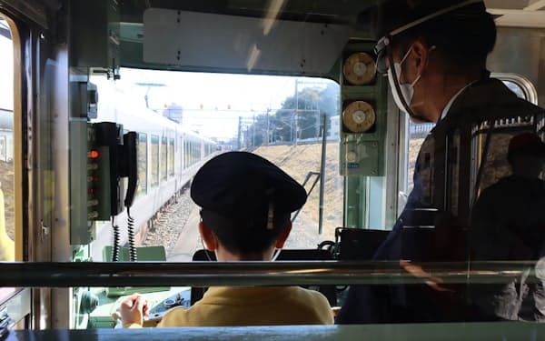 西武鉄道のイベントで実際の列車を運転する小学生㊧（埼玉県所沢市）