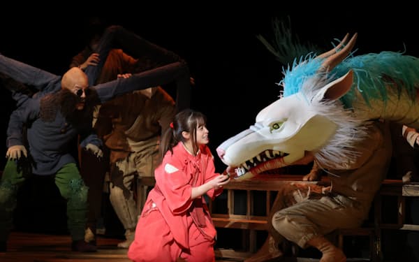 「千と千尋の神隠し」で竜になったハクと千尋（橋本環奈）。左は釜爺=東宝演劇部提供