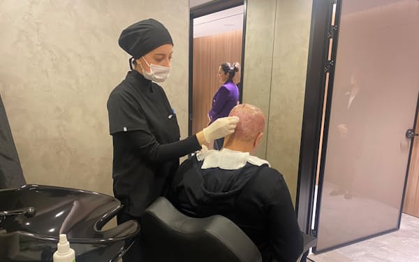 クリニックで植毛手術後のケアを受ける男性（2022年12月、イスタンブール）