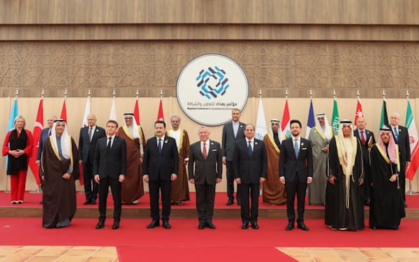 会議に参加したマクロン氏（前列左から２人目）と中東各国の首脳ら（20日、ヨルダン）＝ロイター