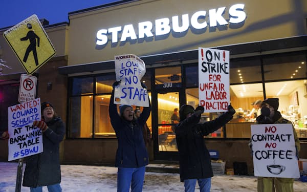 組合店は、会社側による反組合の動きを非難するストライキを実施した（２２年１２月、ミネソタ州）＝Ｍｉｎｎｅｓｏｔａ　Ｐｕｂｌｉｃ　Ｒａｄｉｏ提供・ＡＰ