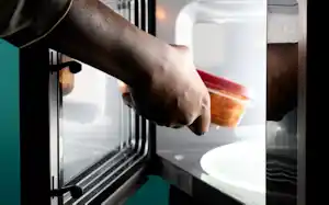 プラスチックが健康に与える影響については、まだ研究が進められている最中だ。プラスチック容器に入った食品を電子レンジで加熱することについて、専門家はどう言っているのだろうか。(Rebecca Hale, National Geographic) プラスチックが健康に与える影響については、まだ研究が進められている最中だ。プラスチック容器に入った食品を電子レンジで加熱することについて、専門家はどう言っているのだろうか。(Rebecca Hale, National Geographic)