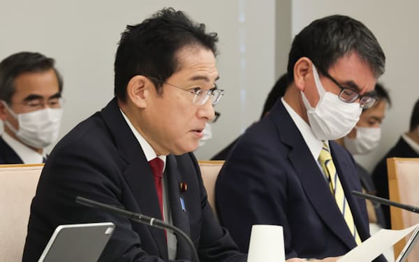 デジタル臨調の会合で発言する岸田首相。右は河野デジタル相（21日午前、首相官邸）