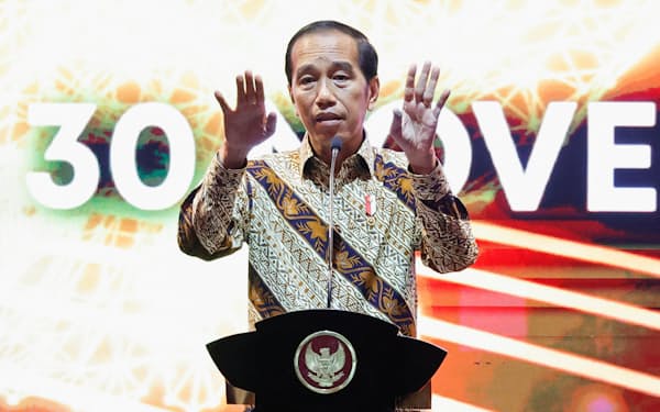 インドネシアのジョコ大統領は23年6月からのボーキサイトの禁輸を発表した（11月、ジャカルタ）＝ロイター
