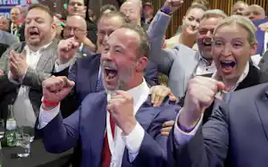 ドイツ西部ラインラント・プファルツ州議会選の結果予測を受けて歓喜に沸く「ドイツのための選択肢(AfD)」の候補者ら(22日)=AP ドイツ西部ラインラント・プファルツ州議会選の結果予測を受けて歓喜に沸く「ドイツのための選択肢(AfD)」の候補者ら(22日)=AP