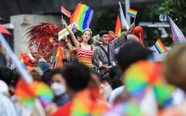 性的少数者の権利保護施策は急速に世界に広がっている（2022年６月、バンコク）＝ロイター