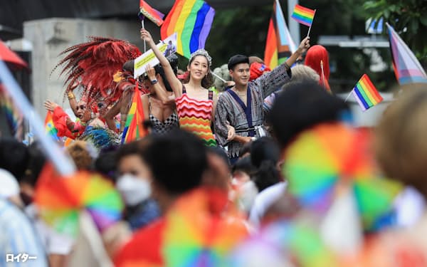 性的少数者の権利保護施策は急速に世界に広がっている(2022年6月、バンコク)=ロイター
