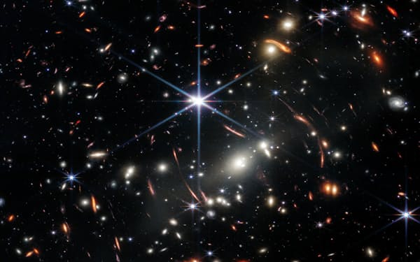 宇宙の一見何もないかのように見える領域をジェームズ・ウェッブ宇宙望遠鏡で撮影したところ、宇宙黎明期の銀河が数多くとらえられた(写真提供:NASA,ESA,CSA and STScI)