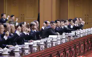 最高人民会議に臨む北朝鮮の金正恩朝鮮労働党総書記(中央)(22日、平壌)=朝鮮中央通信・共同 最高人民会議に臨む北朝鮮の金正恩朝鮮労働党総書記(中央)(22日、平壌)=朝鮮中央通信・共同