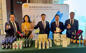 決算説明会に臨む華潤ビールの趙春武・董事会主席㊥ら(23日、香港) 決算説明会に臨む華潤ビールの趙春武・董事会主席㊥ら(23日、香港)