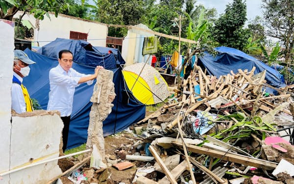 インドネシアのジョコ大統領は地震の被災地の視察を続ける（8日、西ジャワ州チアンジュール）＝ロイター