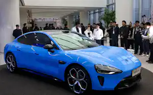 小米はモデルチェンジしたEV「SU7」を発売した(19日、北京)=ロイター 小米はモデルチェンジしたEV「SU7」を発売した(19日、北京)=ロイター