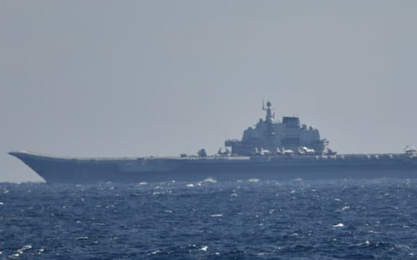 中国海軍空母「遼寧」から艦載機が発着艦した（20日）＝防衛省提供