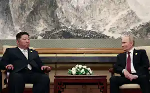 北朝鮮の金正恩総書記㊧と会談したロシアのプーチン大統領(2025年9月、北京)=ロイター 北朝鮮の金正恩総書記㊧と会談したロシアのプーチン大統領(2025年9月、北京)=ロイター