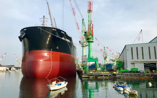 経産省は貿易保険を使って日本の造船会社を支援する（今治造船の今治工場）