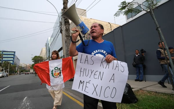 ペルーのカスティジョ前大統領の家族の亡命受け入れを決めたメキシコに抗議するデモ（20日、リマのメキシコ大使館前）＝ロイター