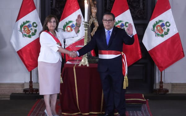 宣誓式にのぞむボルアルテ大統領㊧とオタロラ新首相（21日、リマ）＝ロイター