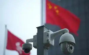 香港の街に設置された監視カメラ(24年)=ロイター 香港の街に設置された監視カメラ(24年)=ロイター