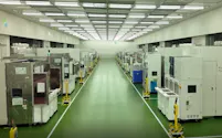 クリーンルームで組み立てられる測長SEMは世界の半導体メーカーに出荷される=日立ハイテク提供