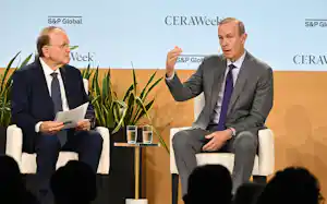 エネルギーの国際会議「CERAウイーク」で発言するシェブロンのマイク・ワース最高経営責任者㊨(23日、米テキサス州) エネルギーの国際会議「CERAウイーク」で発言するシェブロンのマイク・ワース最高経営責任者㊨(23日、米テキサス州)